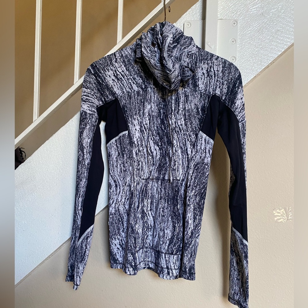 Lululemon hoodie with a hole in the hood for pony tail
Runbeam